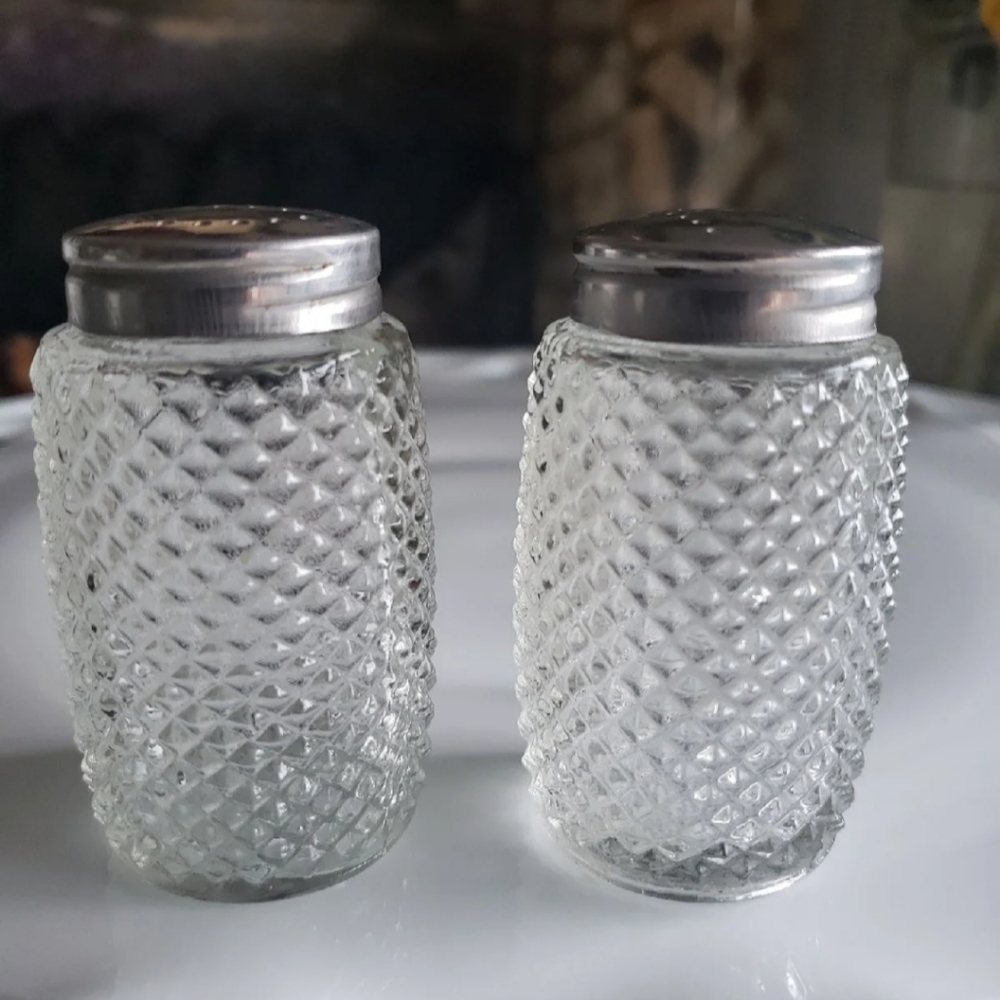 Vtg. Salt&pepper  shacker